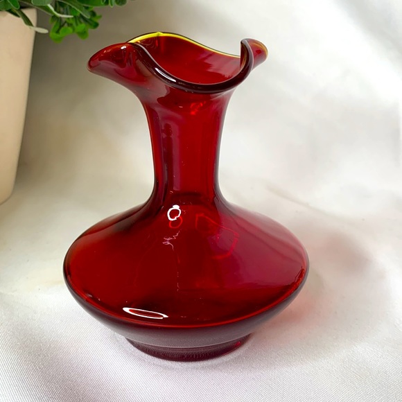 Vintage Rainbow Glass Huntington West Virginia Ruby red vase with amber rim vase - Picture 3 of 7